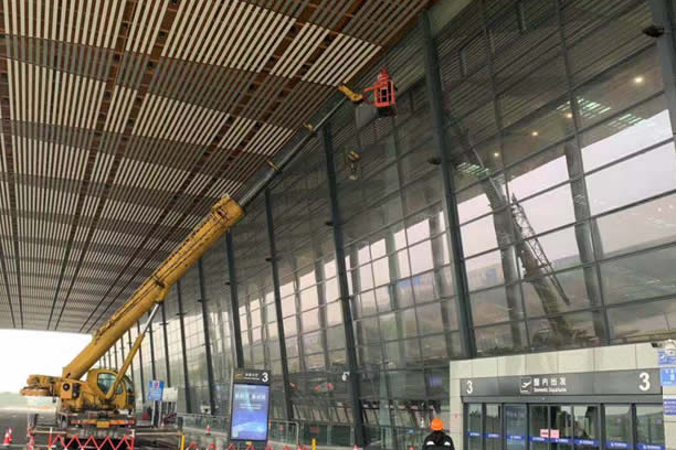 赤壁玻璃幕墙维护和保养